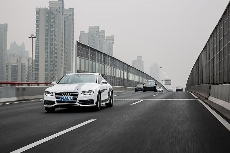 Der Audi A7 hält stoisch seine Spur