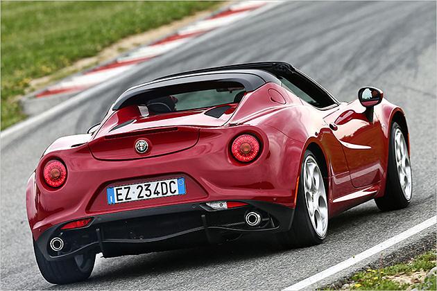 Im Heck befindet sich wie beim 4C Coupé ein 1,75-Liter-Turbo-Vierzylinder mit 240 PS und 350 Newtonmeter