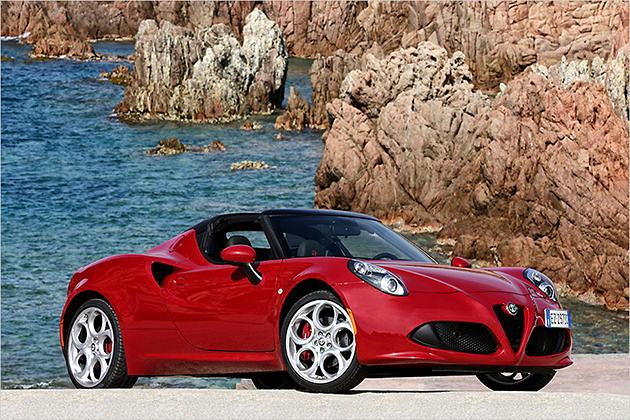 Der Alfa 4C Spider ist ab sofort zu Preisen ab 72.000 Euro bestellbar. Die Lieferzeit beträgt etwa 18 Monate