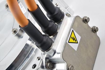 Die orange isolierten Kabel kommen bei Starkstrom zum Einsatz.