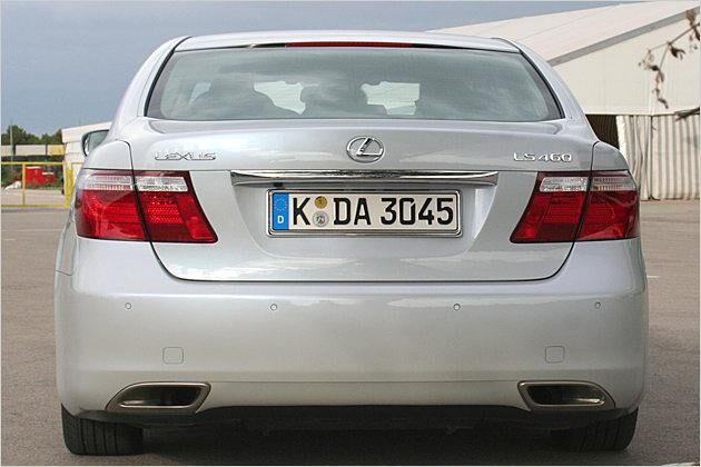 Die zwei martialischen Auspuffendrohre verdeutlichen, dass der LS 460 durchaus schnell ist