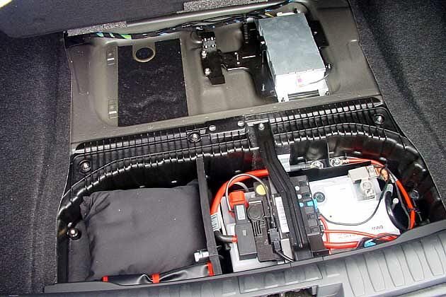 Unter der Kofferraumauskleidung findet sich die Batterie, aber kein Reserverad