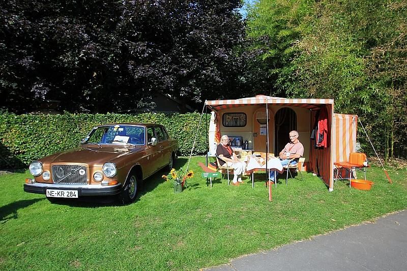 Karl-Heinz und Annemarie Paumen mit Volvo 164 und Westfalia Camping 310-4