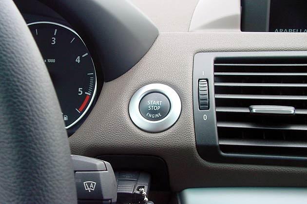 Der Start-Stop-Knopf für den Motor ist Serie