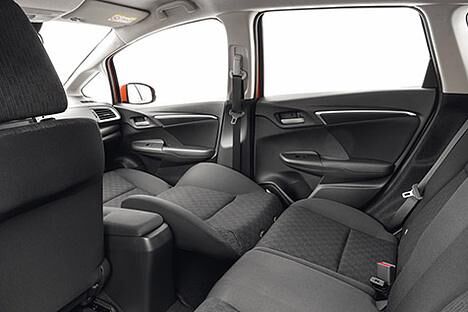 Im Innenraum entfaltet der neue Honda Jazz dagegen sein volles Potential: Wer die Füße hochlegen möchte, klappt die Lehne des Beifahrersitzes nach hinten. Der Fahrersitz ist ebenfalls umklappbar.