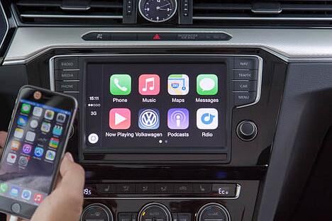 Gespiegelt: Ausgewählte Apps des Handys werden via Mirror Link auf die Bedienungsoberfläche des Navigationsgerätes gespiegelt.