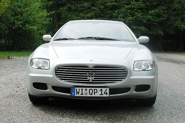 Der Kühlergrill ist groß, passt aber zum Auftritt des Quattroporte