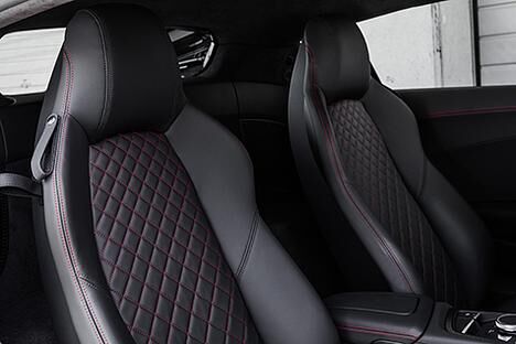 Die Sportsitze lassen sich in jeglicher erdenklichen Position verstellen. Die optional erhältlichen Schalensitze sind dagegen nur was für ebenfalls sportliche Fahrer.