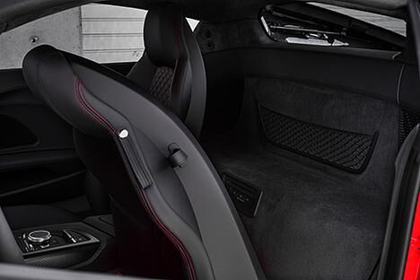 Der neue Audi R8 V10+ ist ein reiner Zweisitzer. Die Sitze lassen sich nur für das Verstauen von Kleinigkeiten umklappen. Der Kofferraum ist unter der vorderen Haube. 