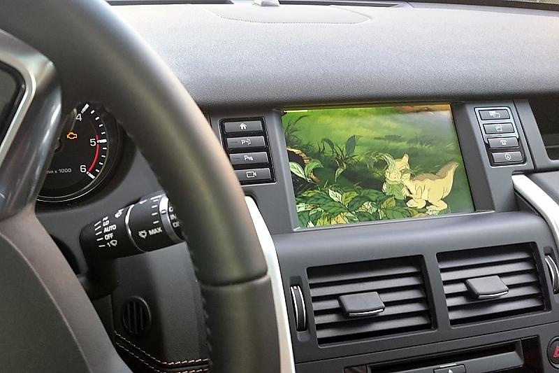 Fernsehgucken für den Fahrer? Nur im Stand. Während der Fahrt können die Kinder weiterschauen.