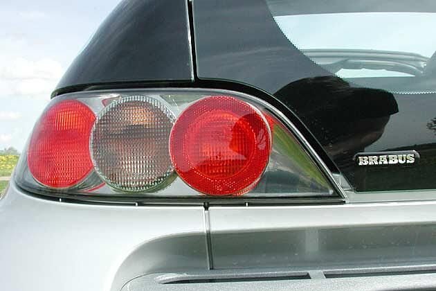 Die Heckleuchten sind hinter einer Klarglas-Abdeckung untergebracht