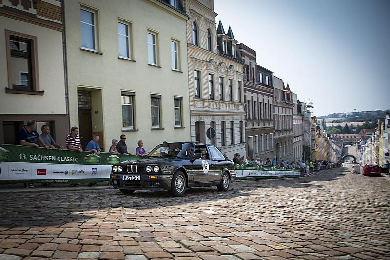 Auch auf schlechten Straßen bleibt der BMW 320is souverän