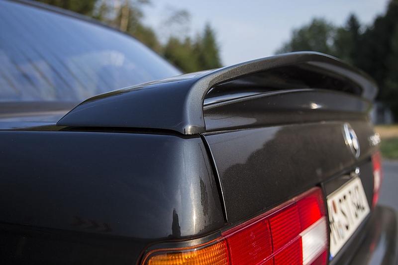 Das Spoiler-Konstrukt erfüllt auch einen aerodynamischen Zweck