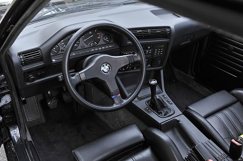 Das Cockpit ist zum Fahrer geneigt