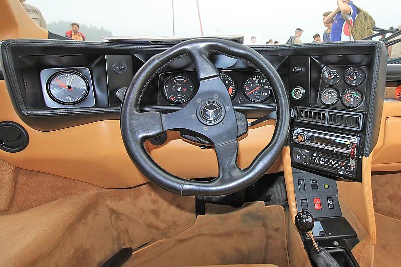 Das Cockpit des Isdera Imperator 108i.
