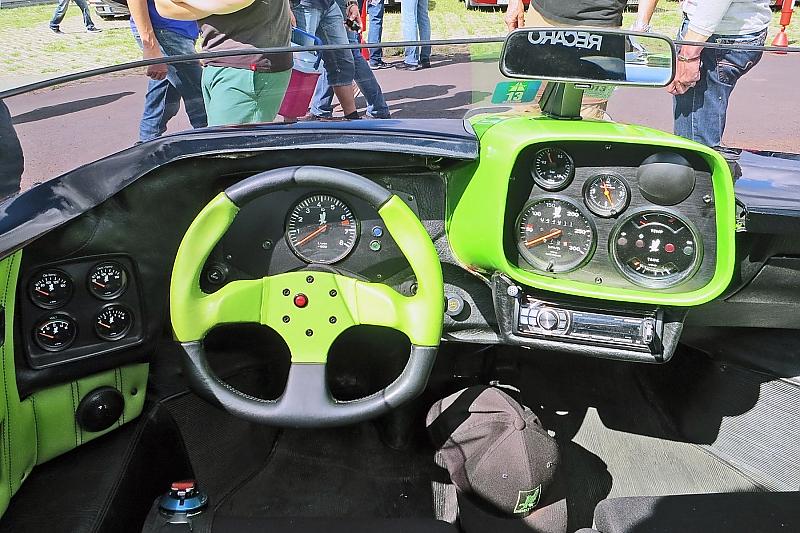 Das Cockpit eines Isdera Spyder.