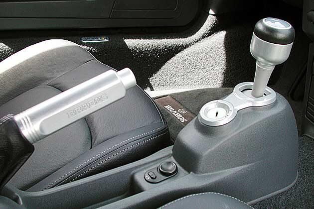 Der Brabus-Schriftzug findet sich an Handbremshebel und Fußmatten