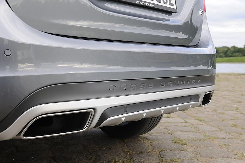 Die zweiflutige Auspuffanlage gehört dazu