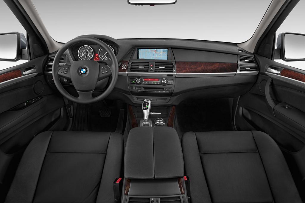 BMW X5 (Baujahr 2010) xDrive50i 5 Türen Cockpit und Innenraum
