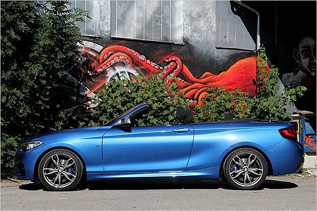 So wirkt das 2er Cabrio fast kleiner, als es die 4,45 Meter Länge vermuten lassen. Ein 3er E30 Cabrio war auch nicht größer