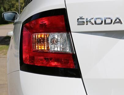 Neu beim Skoda Fabia Combi sind auch die Heckleuchten, die durch die schwarze Einrahmung noch besser in Szene gesetzt werden.