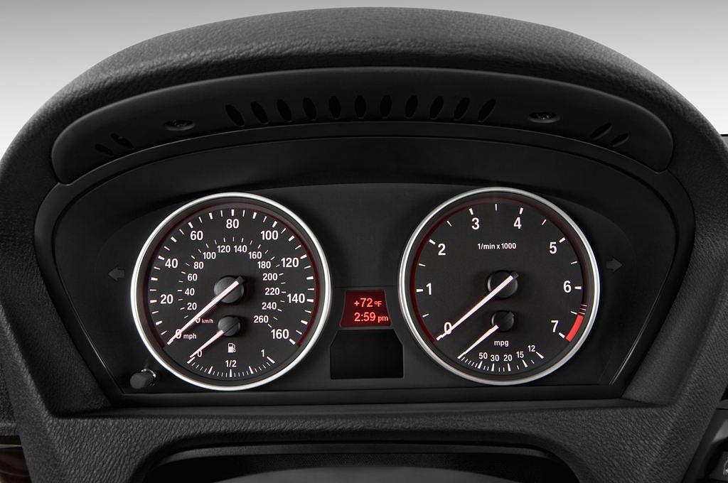 BMW X5 (Baujahr 2010) xDrive50i 5 Türen Tacho und Fahrerinstrumente