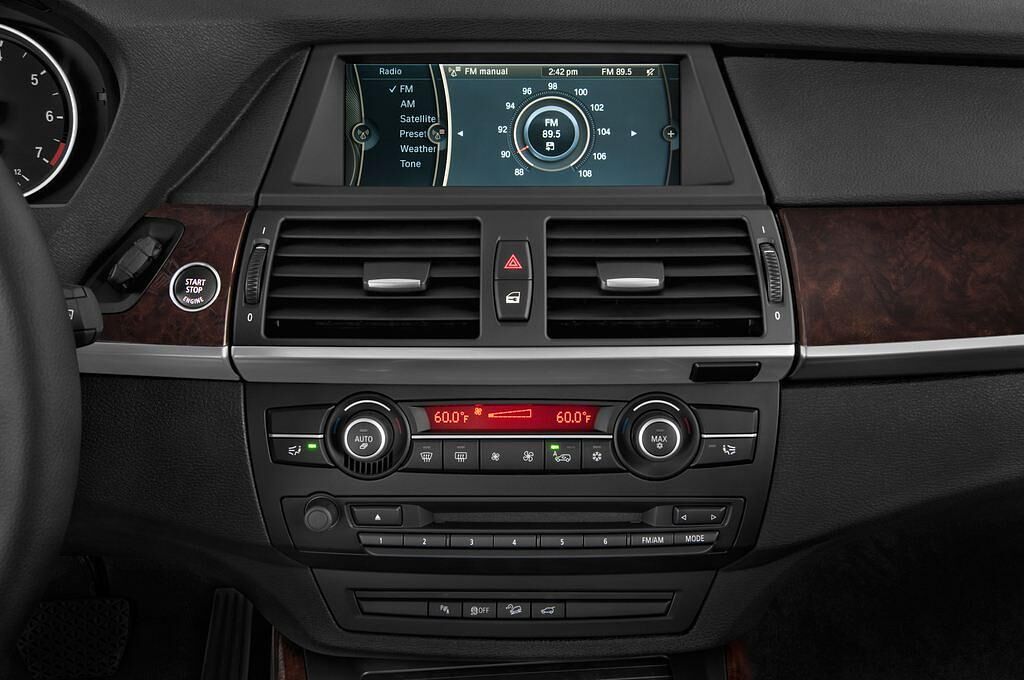 BMW X5 (Baujahr 2011) xDrive50i 5 Türen Radio und Infotainmentsystem