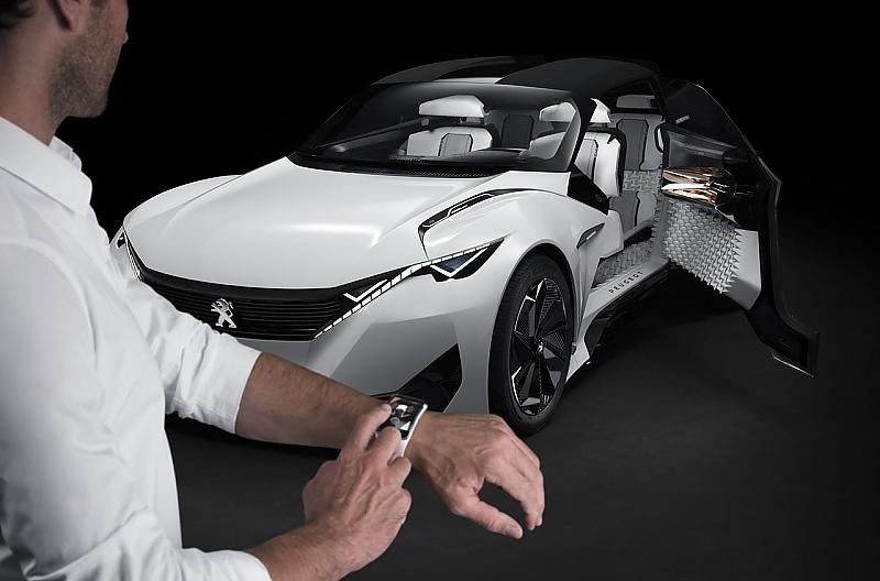 Der Peugeot Fractal interagiert mit einer Smart-Watch