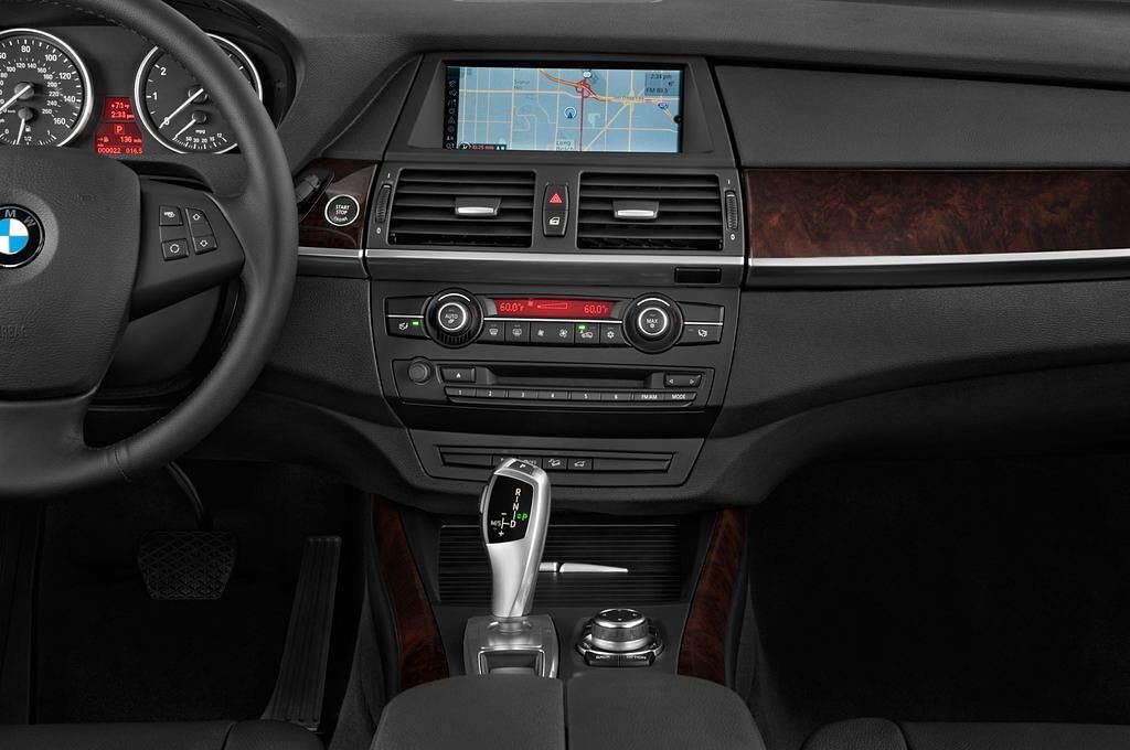 BMW X5 (Baujahr 2011) xDrive50i 5 Türen Mittelkonsole