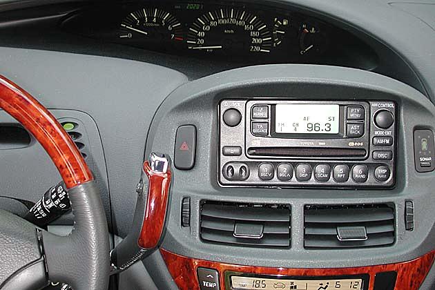 Rechts neben dem Lenkrad: Schalthebel für die Automatik
