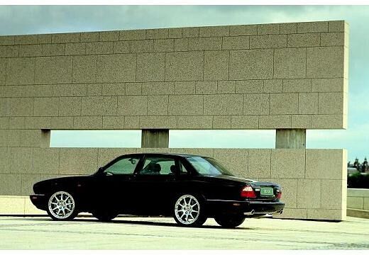 JAGUAR-XJR--1997-1998-