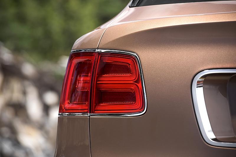 Bentley Bentayga mit zweiteiligen Rückleuchten