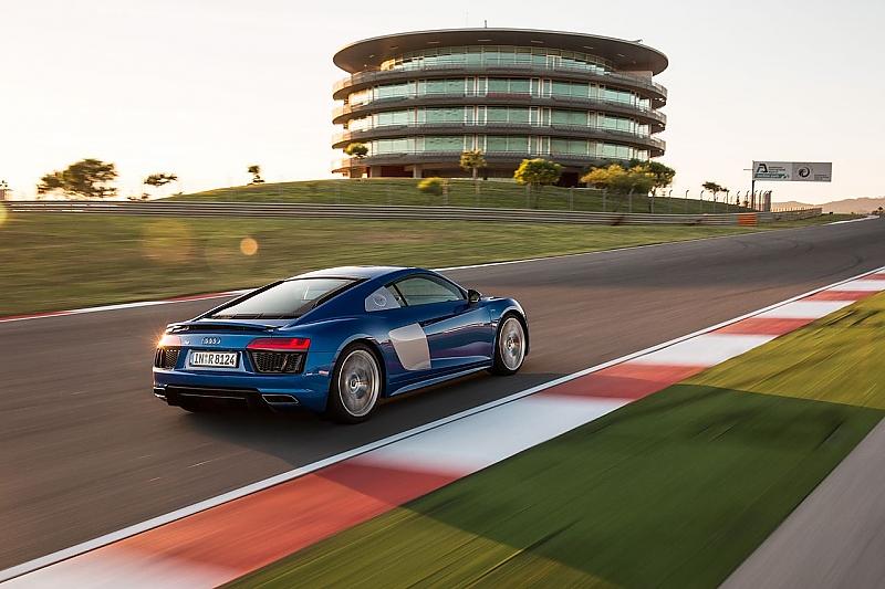Die Höchstgeschwindigkeit des Audi R8 V10 beträgt 320 km/h