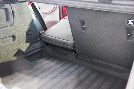 Von gestern: Die Stufe im Ladeboden hat man schon lange nicht mehr gesehen. Die unverkleidete Sitzbefestigung auch nicht.