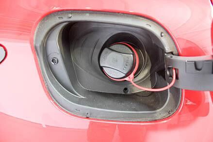 Hoch hinaus? Wofür Opel einen derart großen Tankstutzen einbaut, wollte man nicht verraten. Eine Plug In Version sei jedoch nicht geplant.