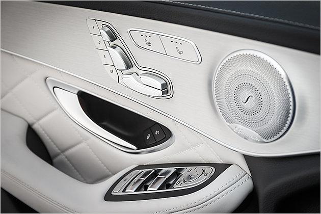 Typisch für Mercedes ist der stilisierte Sitz zur elektrischen Verstellung der Möblierung
