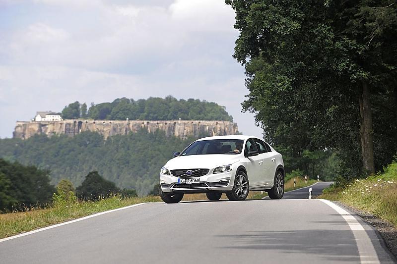 Die Karosserie des Volvo S60 CC ist um 6,5 Zentimeter höcher gelegt