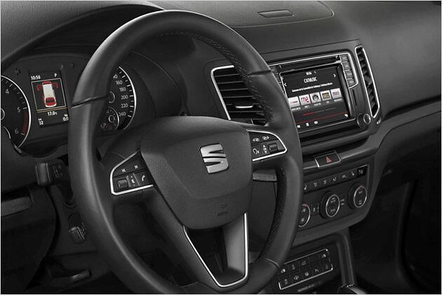 Das Lenkrad markiert den größten Unterschied zum VW-Sharan-Innenraum
