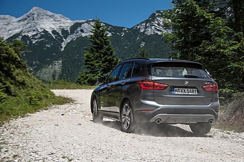 BMW X1 xDrive 25i - Dank Allradantrieb geht es kraftvoll bergan