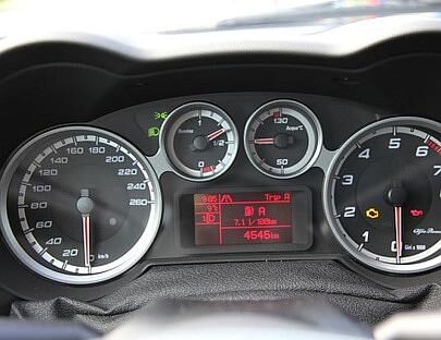 7,1 l/100 km, so die Anzeige - fast der Testverbrauch.