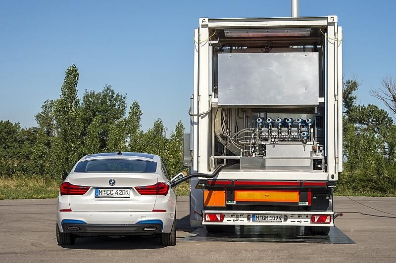 BMW 5er GT mit Brennstoffzelle wird getankt