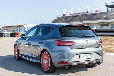 Komischer Kombi: Das Lachen wird den anderen schnell vergehen, wenn sie merken, wie schnell der Leon ST Cupra ist.