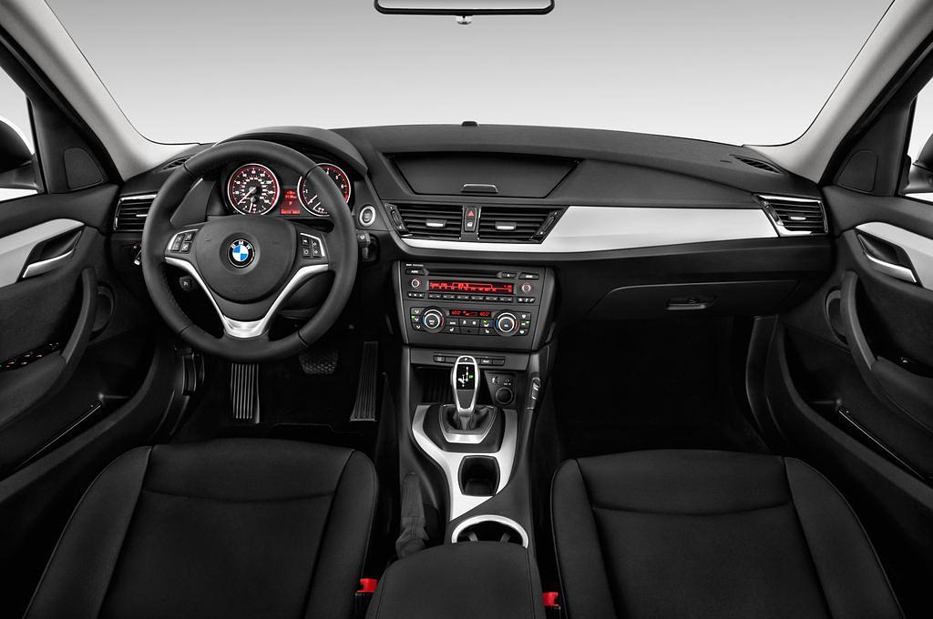 BMW X1 (Baujahr 2013) Sport Line 5 Türen Cockpit und Innenraum