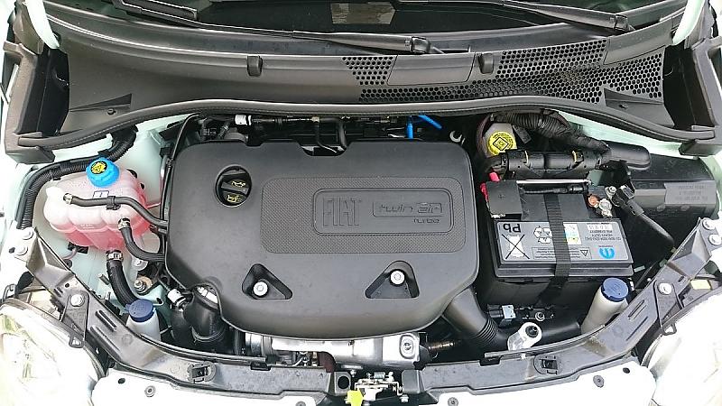Der 0,9 Liter kleine TwinAir-Zweizylinder-Benzinmotor des neuen Fiat 500.