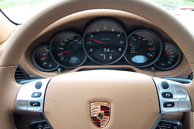 Hier die Instrumente des Carrera. Unten im Drehzahlmesser: Tempo- und Navigationsanzeige