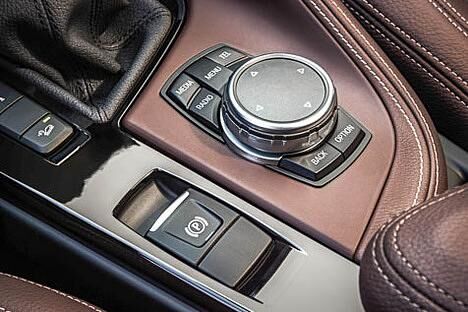 Schaltzentrale: Wer reichlich Extras bestellt, kann am iDrive Controller die komplette BMW Welt erkunden.