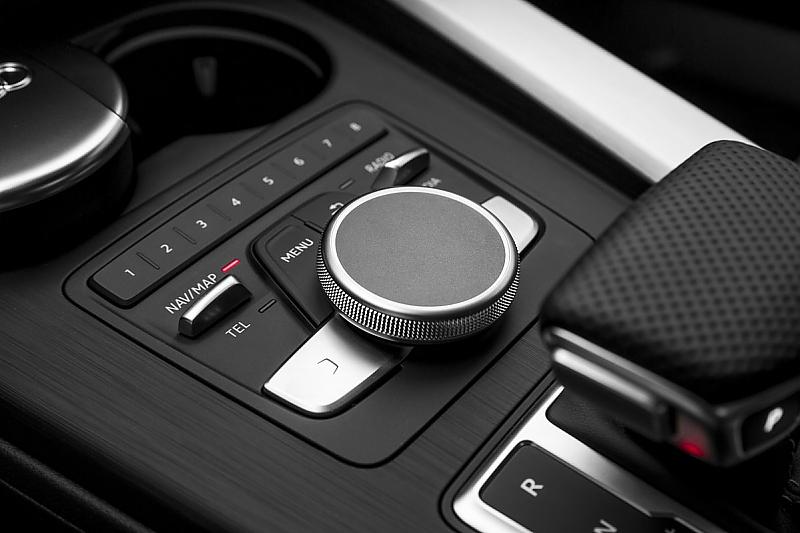 Audi A4 3.0 TDI Quattro - hier mit Touch-Bedienung am Controller