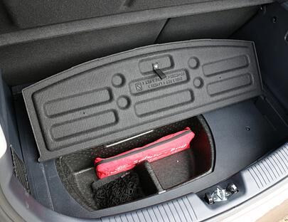 Unter dem Kofferraumboden des Kia Rio versteckt sich neben der obligatorischen Safety-Bag weiterer Stauraum.
