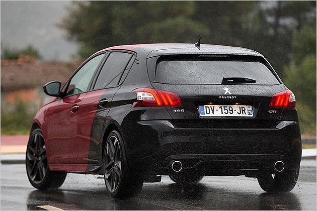 Trotz starker Regenfälle präsentierte sich der 308 GTi bei ersten Testfahrten agil und mit sehr viel Grip, wenn er insgesamt für einen Kompaktsportler auch fast schon zu sanftmütig daherkommt