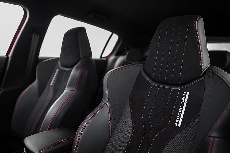Die Schalensitze sind in Leder und Alcantara gehalten.